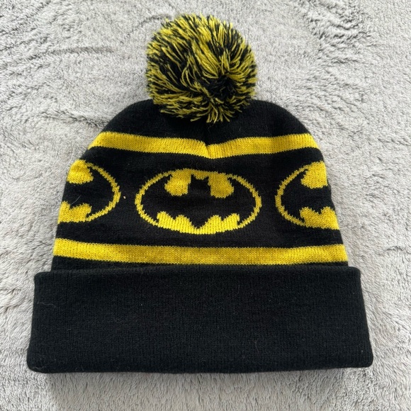 BATMAN DC Comics Black Logo Knit PomPom Cuff Beanie Hat Cap Adult One Size EUC - Picture 1 of 5